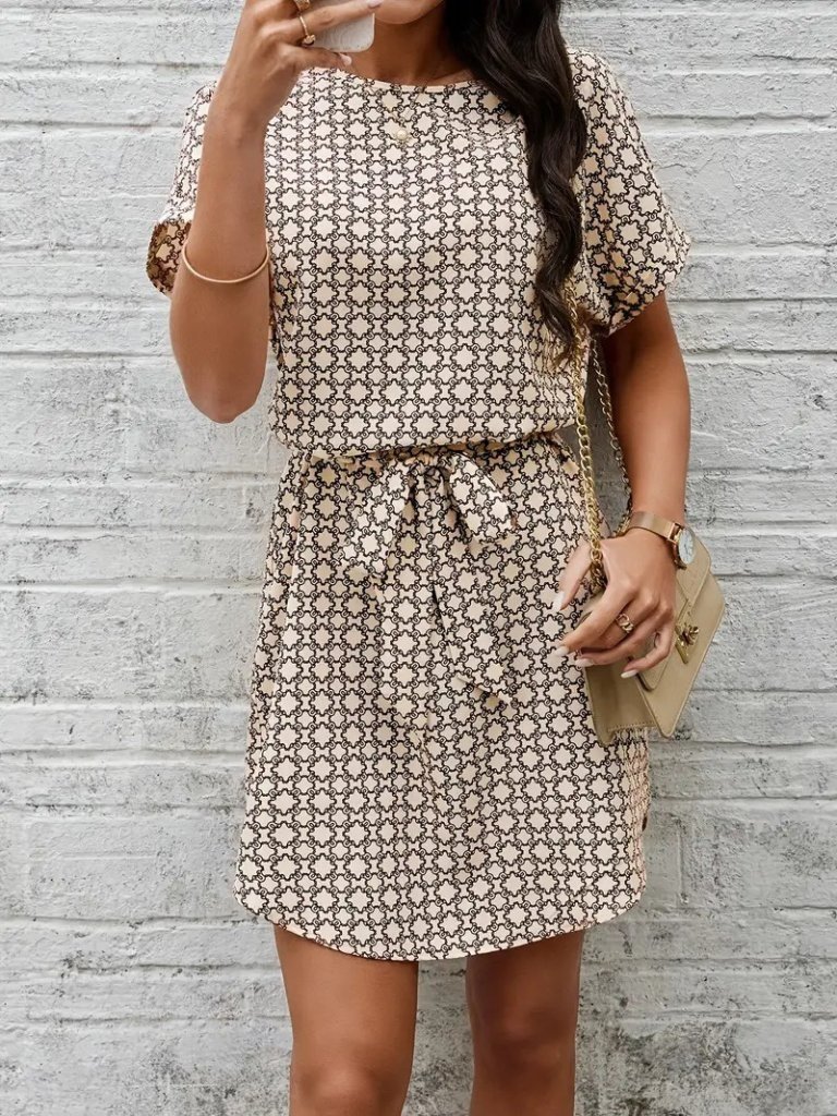 Kadın Kısa Kollu Yuvarlak Yaka Beli Kuşaklı Geometrik Desenli Süprem Elbise Kadın Kısa Kollu Yuvarlak Yaka Beli Kuşaklı Geometrik Desenli Süprem Elbise