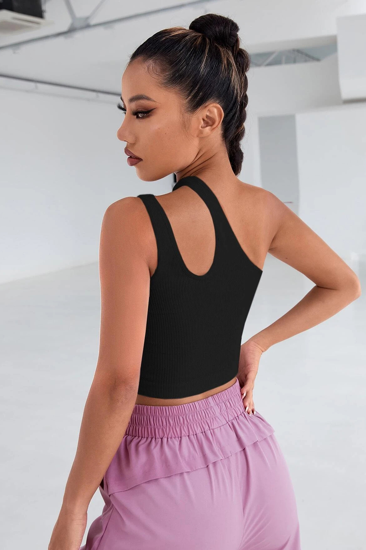 Kadın Siyah Tek Omuz Cut Out Detaylı Crop Top Bluz Kadın Siyah Tek Omuz Cut Out Detaylı Crop Top Bluz