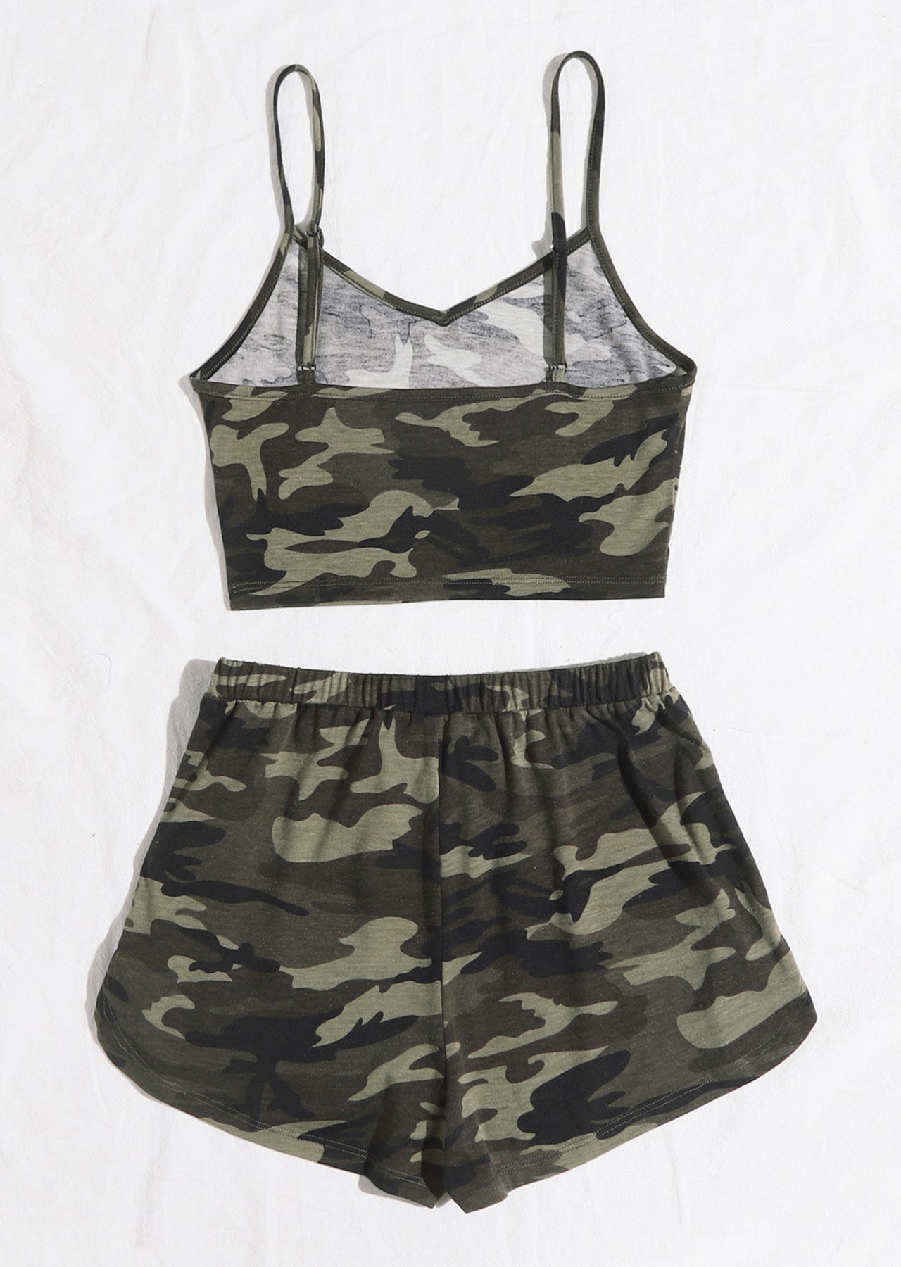 Kadın Kamuflaj Desenli Askılı Crop Top ve Şortlu Gecelik Takım Kadın Kamuflaj Desenli Askılı Crop Top ve Şortlu Gecelik Takım