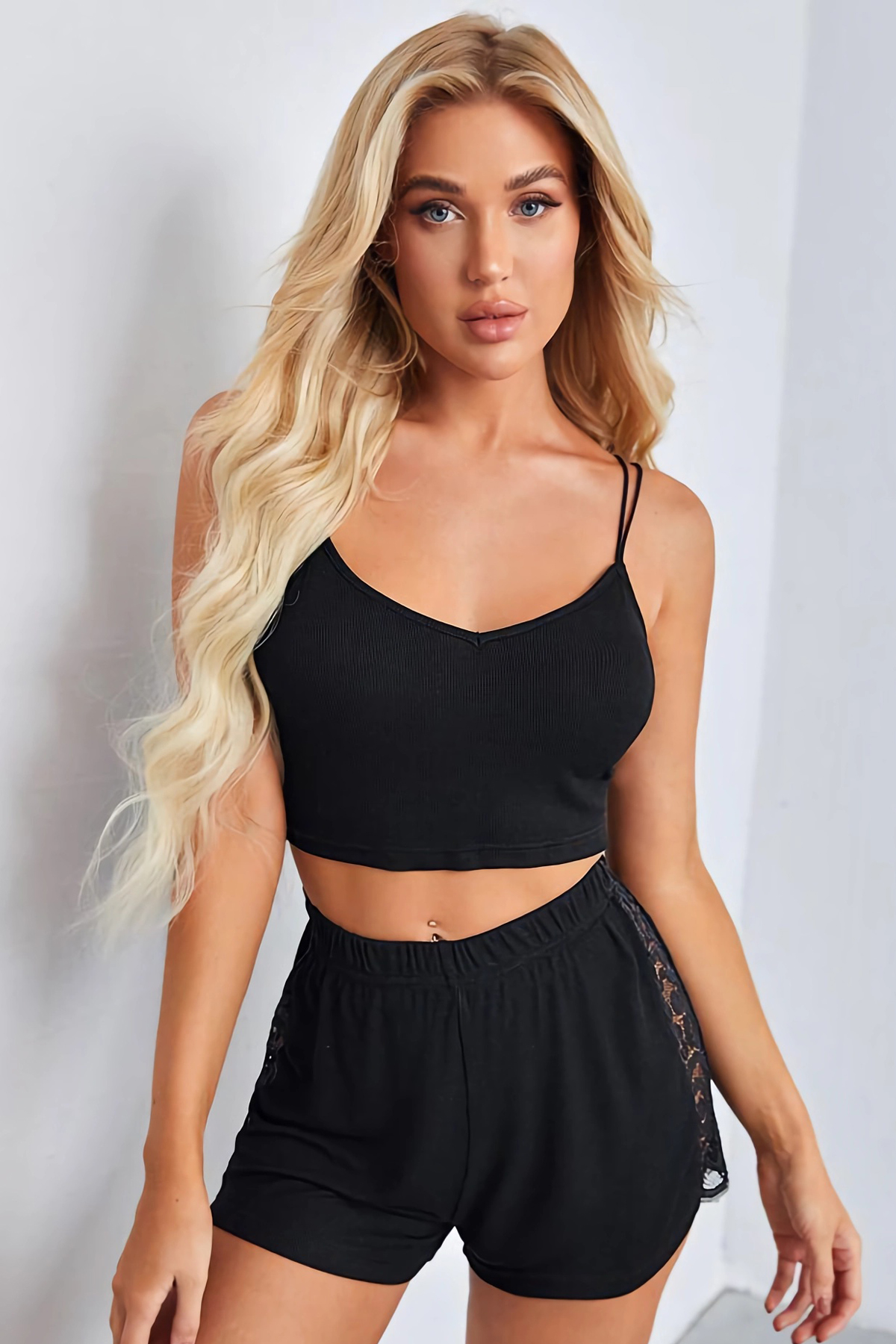 Kadın Siyah Yanları ve Sırtı Dantel Detaylı Çift Sıra İnce Lastikli Şortlu Gecelik Takım Kadın Siyah Yanları ve Sırtı Dantel Detaylı Çift Sıra İnce Lastikli Şortlu Gecelik Takım