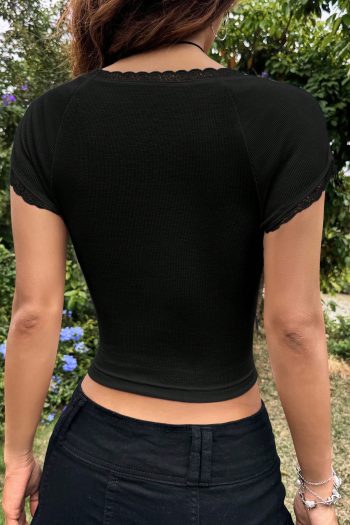 Kadın Siyah Göğsü ve Kolları Dantelli Fiyonklu Kısa Kol Crop Top Bluz