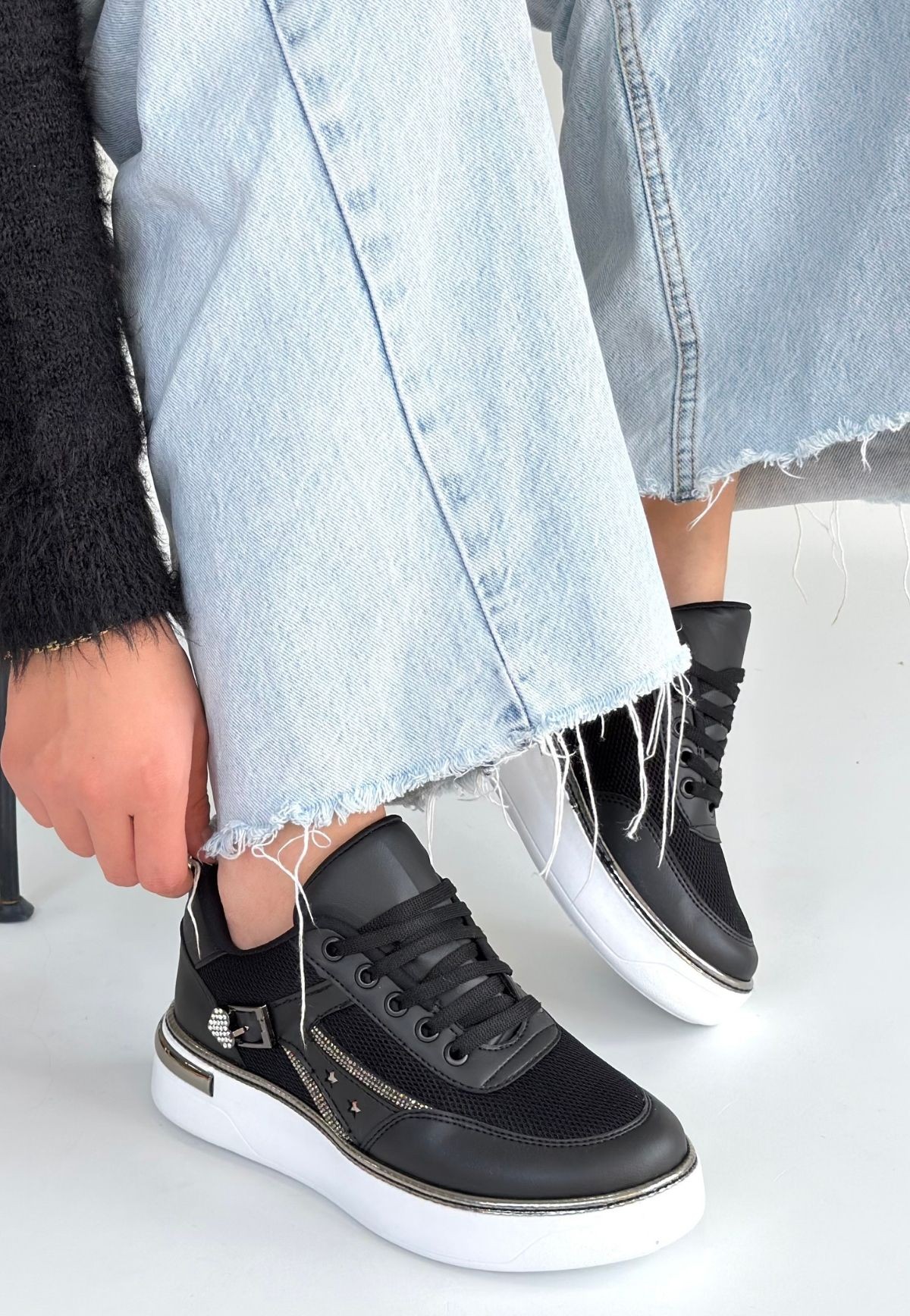 Junda Siyah Cilt Bağcıklı Spor Ayakkabı Junda Siyah Cilt Bağcıklı Spor Ayakkabı