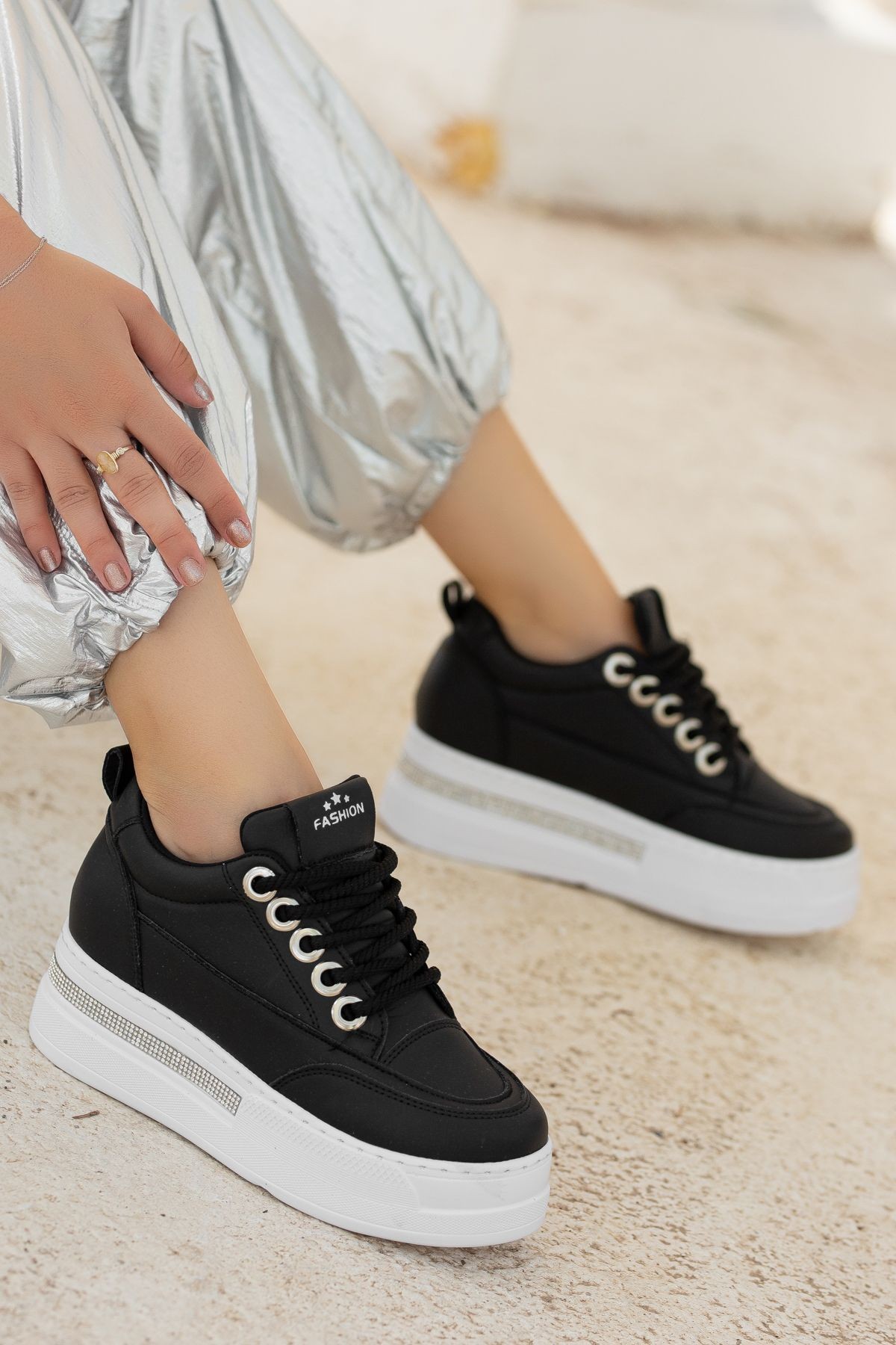 Lulu Siyah Cilt Beyaz Tabanlı Bağcıklı Spor Ayakkabı Lulu Siyah Cilt Beyaz Tabanlı Bağcıklı Spor Ayakkabı