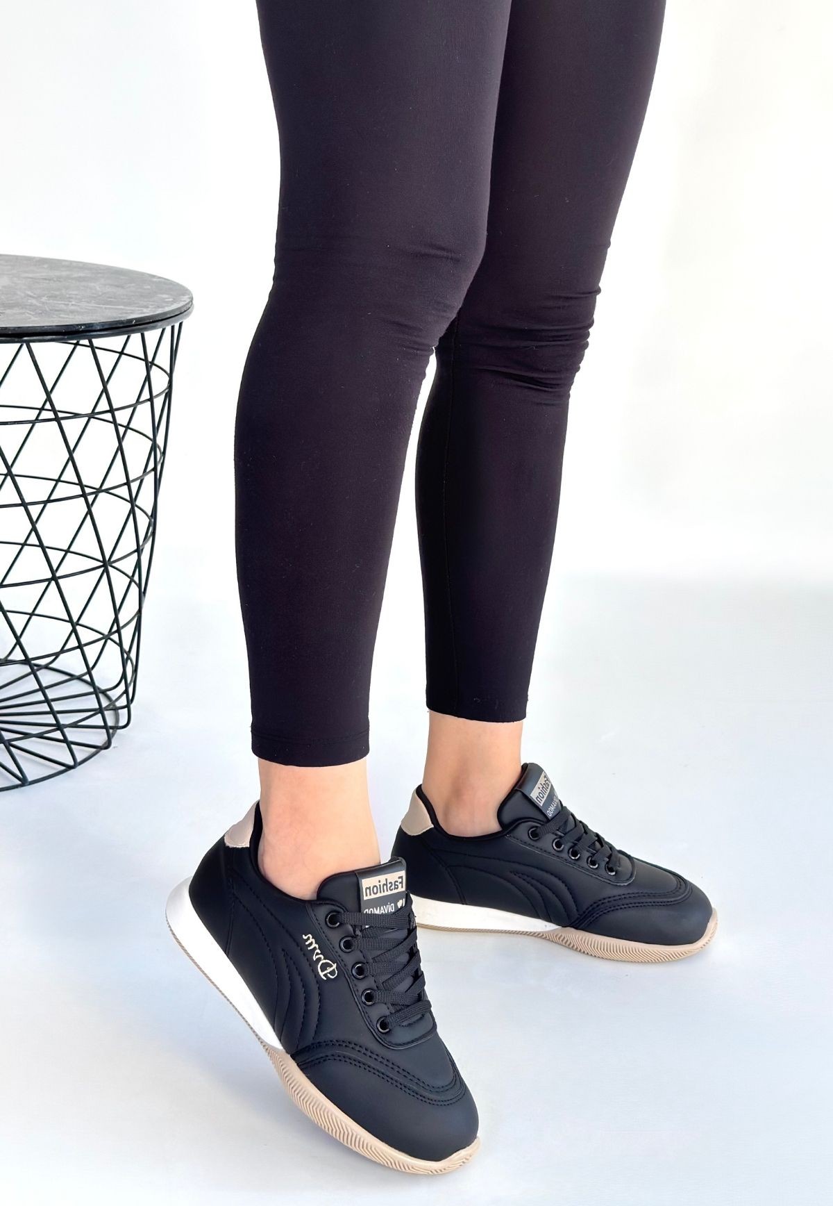 Tawen Siyah Cilt Bej Tabanlı Bağcıklı Spor Ayakkabı Tawen Siyah Cilt Bej Tabanlı Bağcıklı Spor Ayakkabı