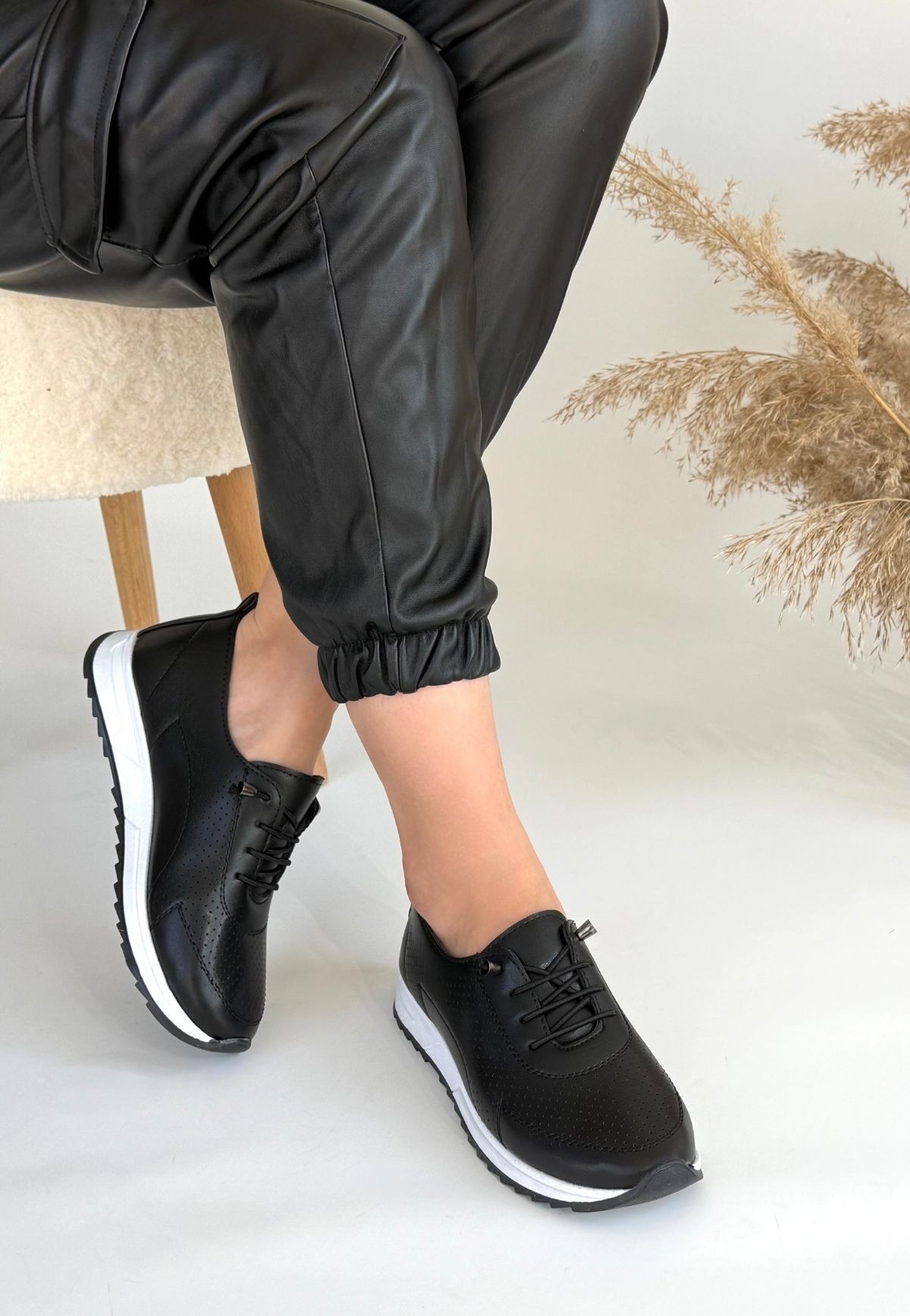 Tone Siyah Cilt Bağcıklı Spor Ayakkabı Tone Siyah Cilt Bağcıklı Spor Ayakkabı