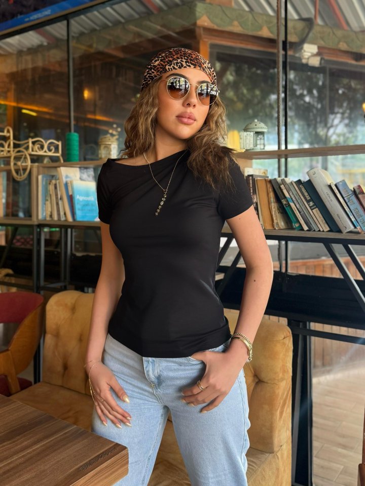 Kadın Kısa Kollu Tek Omuzu Açık Büzgülü Viskon Bluz Kadın Kısa Kollu Tek Omuzu Açık Büzgülü Viskon Bluz