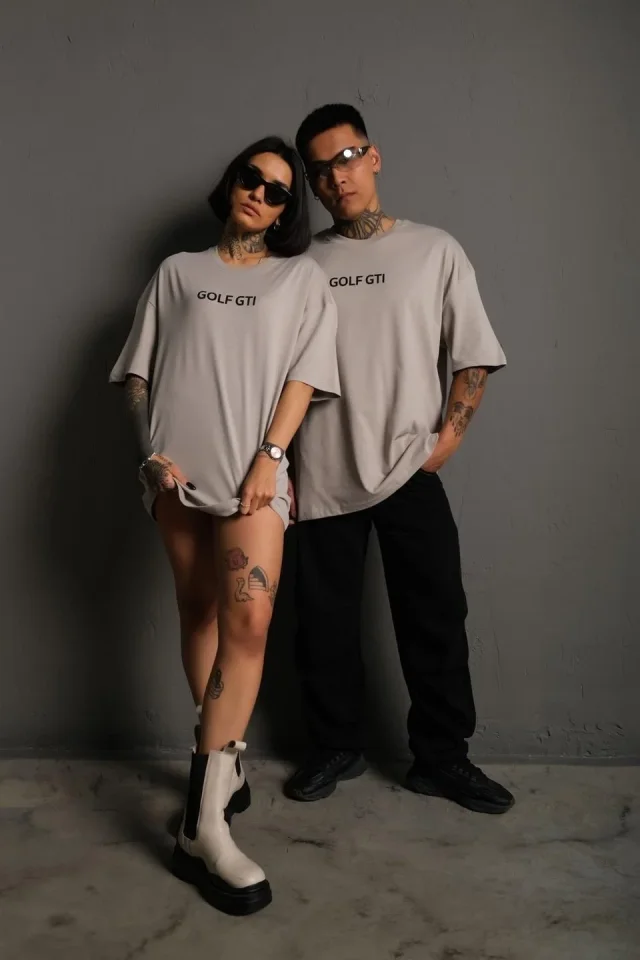 Erkek Oversize Baskılı Tişört – Golf GTI Retro Araba Desenli Erkek Oversize Baskılı Tişört – Golf GTI Retro Araba Desenli