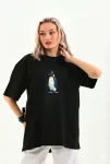 Oversize Tişört – Sırt Baskılı Survivor Penguin Temalı