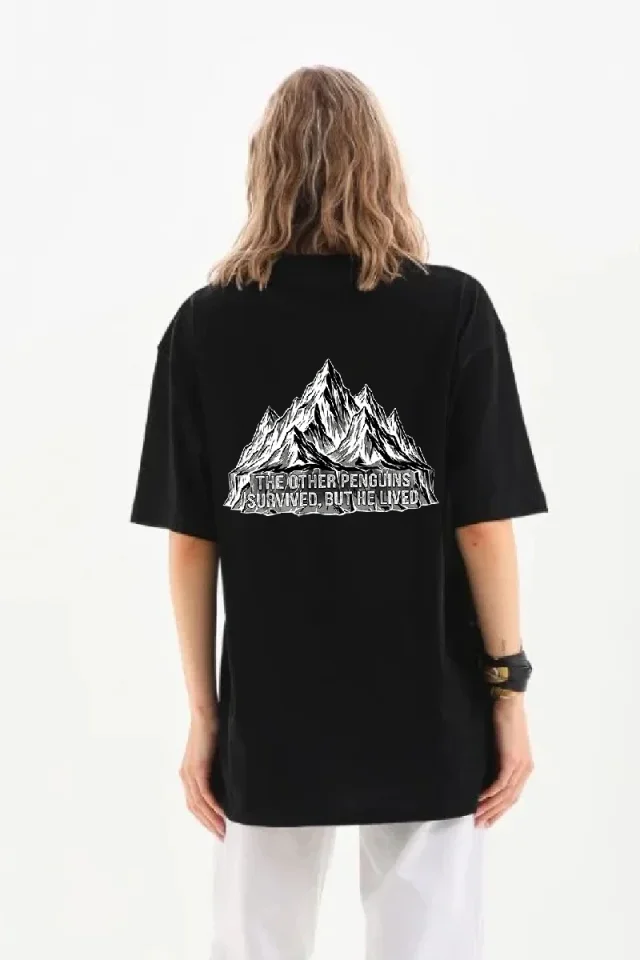 Nihilist Penguen Temalı Oversize Bisiklet Yaka Tişört - Siyah Nihilist Penguen Temalı Oversize Bisiklet Yaka Tişört - Siyah
