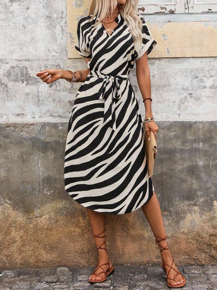 Kadın Kısa Kollu V Hakim Yakalı Zebra Desenli Midi Süprem Elbise Kadın Kısa Kollu V Hakim Yakalı Zebra Desenli Midi Süprem Elbise