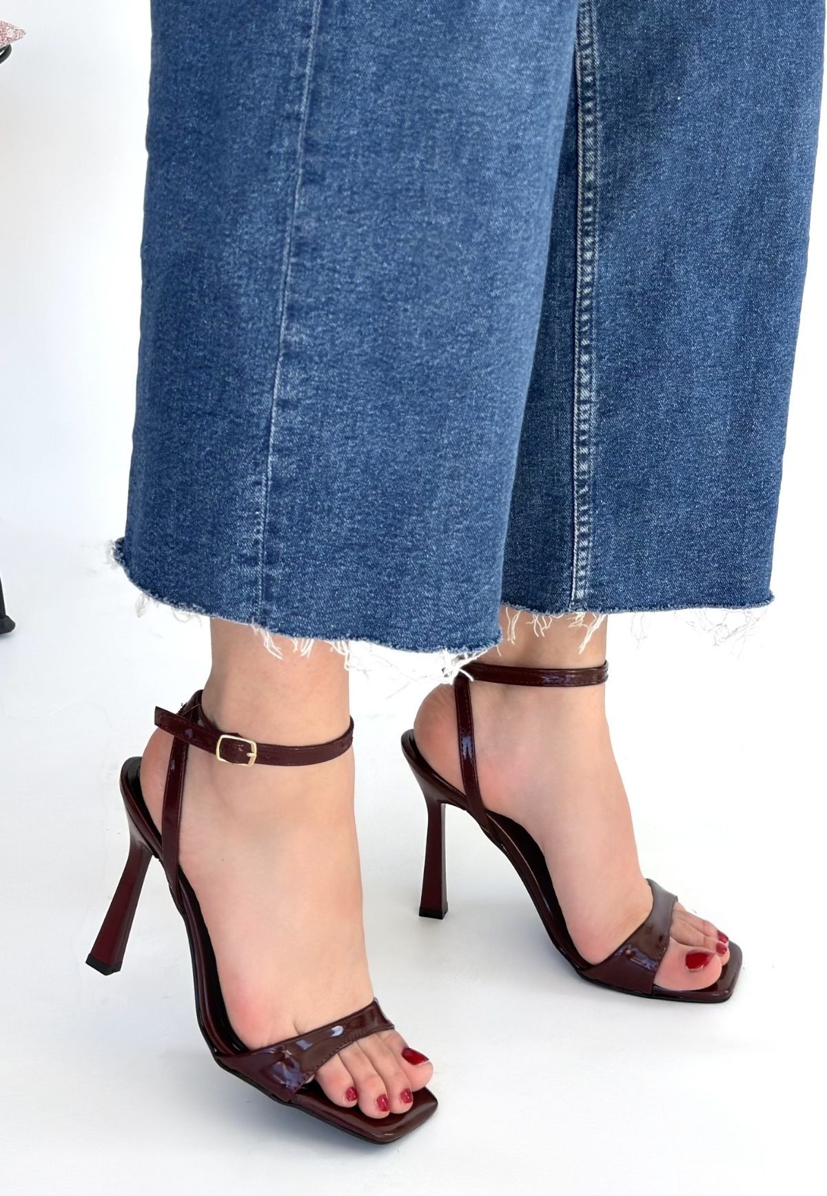 Jowin Bordo Rugan Topuklu Bilekten Kemerli Ayakkabı Jowin Bordo Rugan Topuklu Bilekten Kemerli Ayakkabı