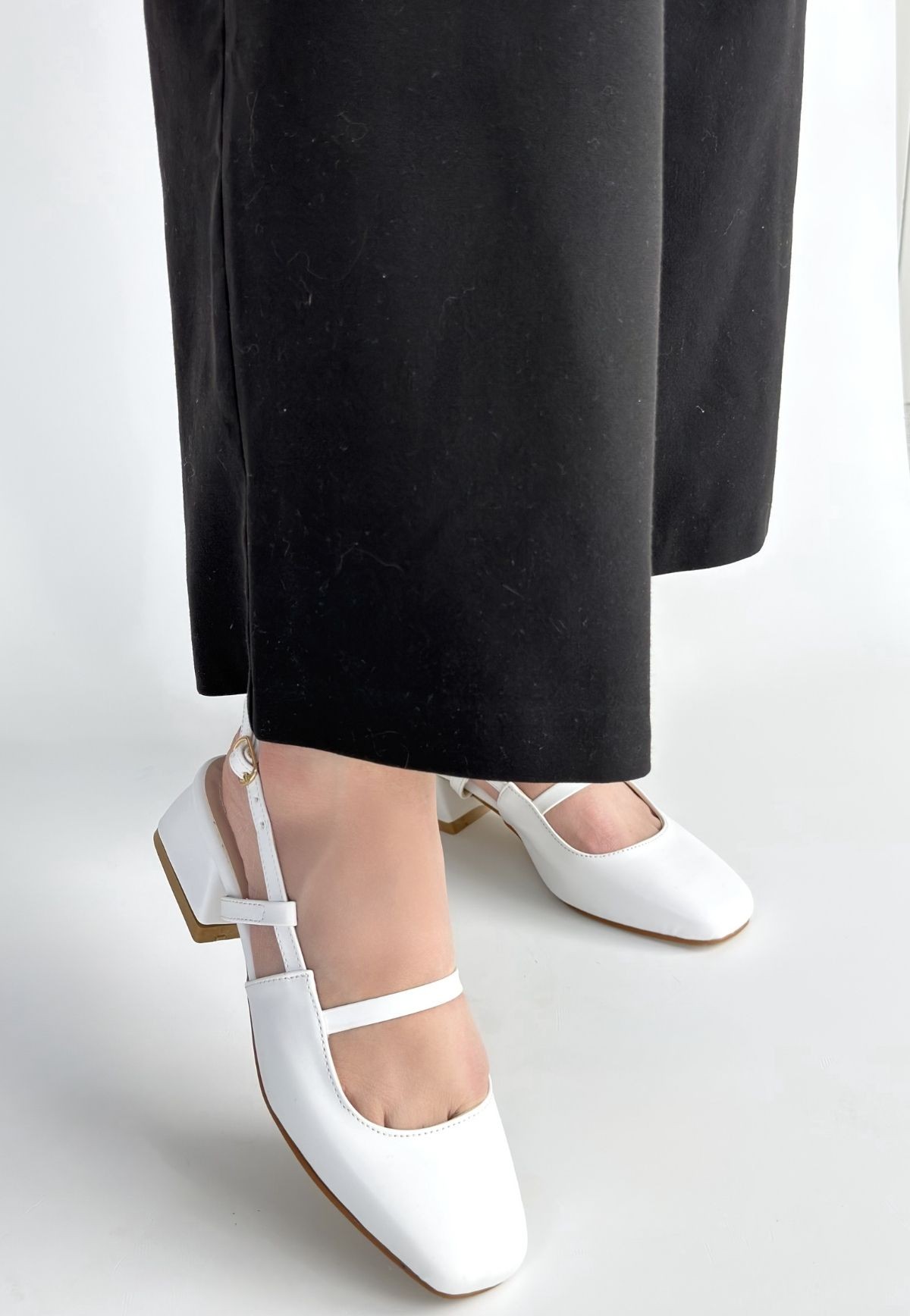 Liva Beyaz Cilt Topuklu Ayakkabı Liva Beyaz Cilt Topuklu Ayakkabı