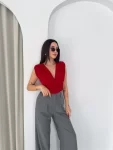 Vatkalı Kolsuz V Yaka Drapeli Crop Bluz Likralı Fit – Kırmızı