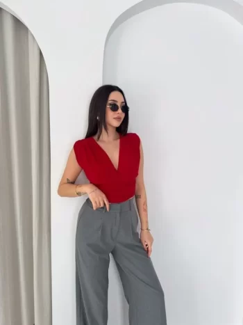 Vatkalı Kolsuz V Yaka Drapeli Crop Bluz Likralı Fit - Kırmızı