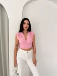 Vatkalı Kolsuz V Yaka Drapeli Crop Bluz Likralı Fit – Pembe