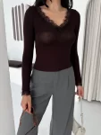 Dantel Detaylı V Yaka Arkası V Yaka Kaşmir Dokulu Uzun Kollu Bluz – Vişne Çürüğü