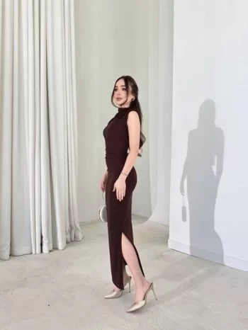 Likralı Simli Kumaş Yandan Yırtmaçlı Uzun Elbise Şık Kolsuz Abiye - Kahverengi