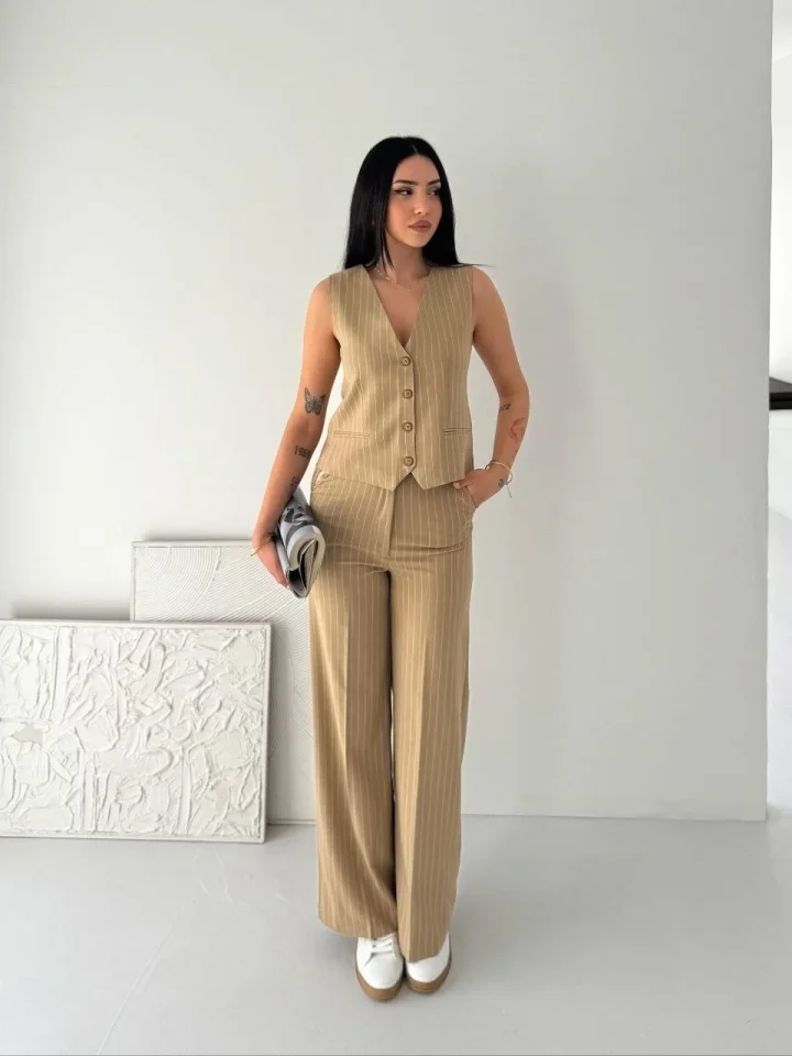 Çizgili Tansel Kumaş Yelek Pantolon İkili Takım Ofis Şık Modern - Bej Çizgili Tansel Kumaş Yelek Pantolon İkili Takım Ofis Şık Modern - Bej