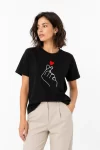 Kore Parmak Kalp Aşk Temalı Minimal Baskılı Tişört Yazlık Kısa Kol T-Shirt – Siyah