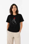 Kore Parmak Kalp Aşk Temalı Minimal Baskılı Tişört Yazlık Kısa Kol T-Shirt – Siyah