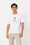 Erkek Kore Parmak Kalp Aşk Temalı Minimal Baskılı Tişört Yazlık Kısa Kol T-Shirt – Beyaz