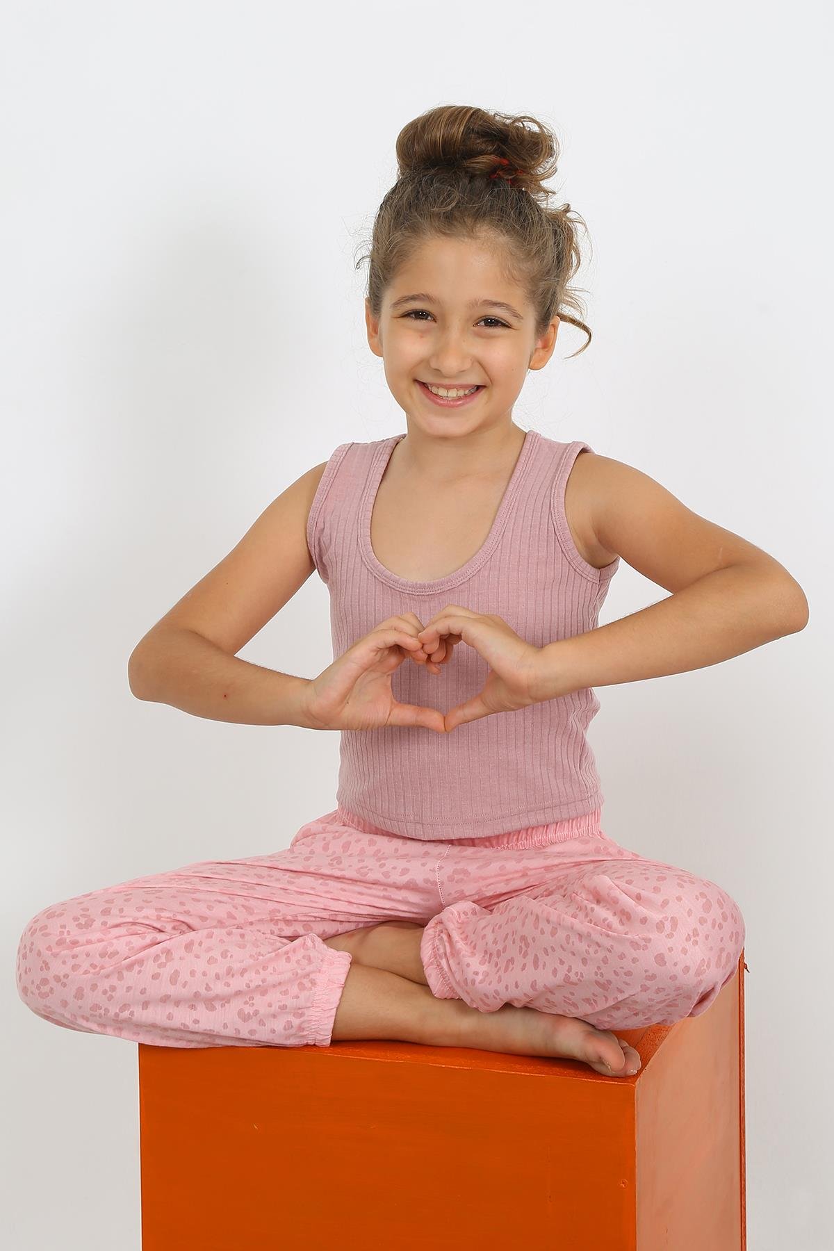 moda-cizgi-kiz-cocuk-sifir-kol-gul-kurusu-penye-pijama-takim-20433-384467-77-B blank