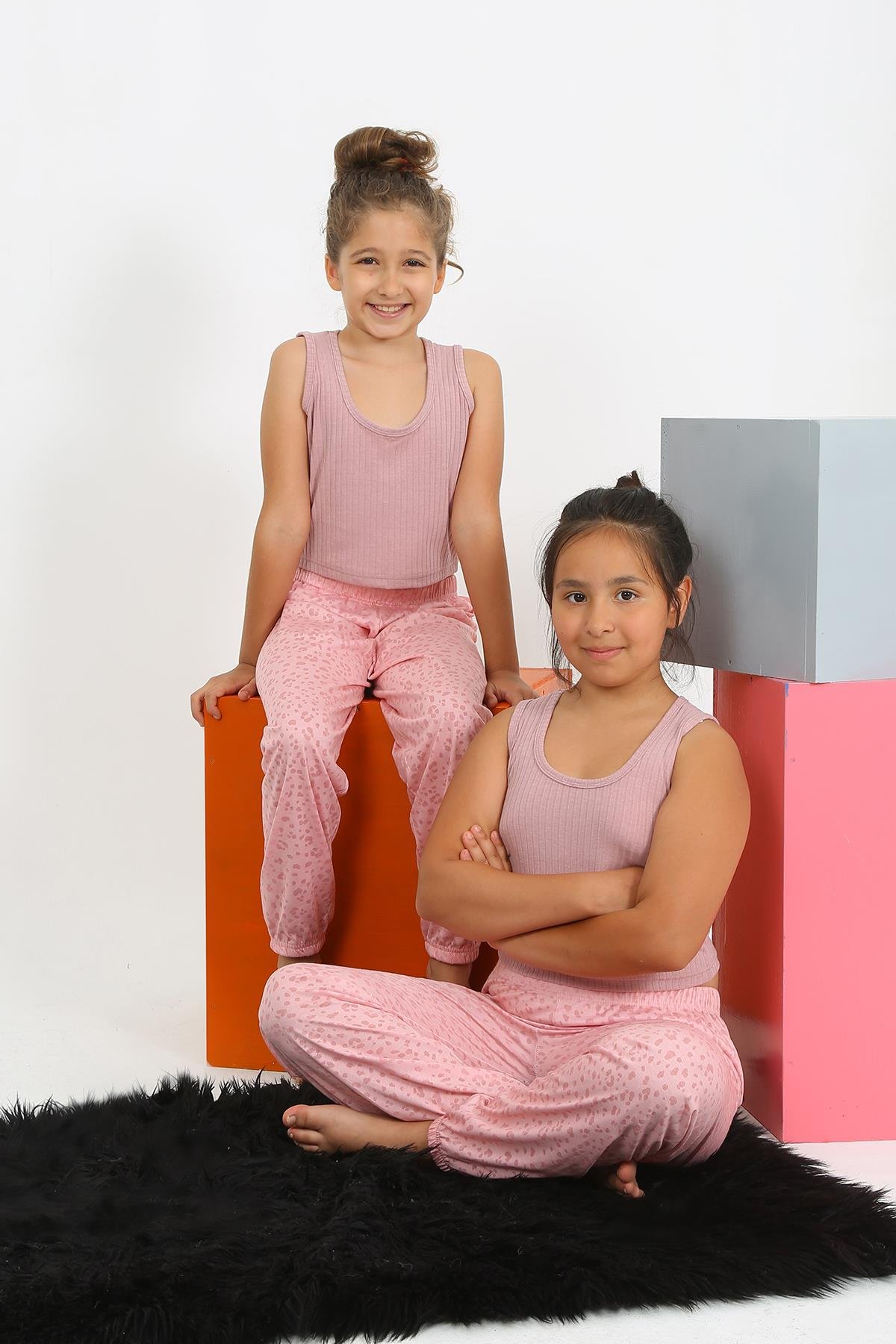 moda-cizgi-kiz-cocuk-sifir-kol-gul-kurusu-penye-pijama-takim-20433-384468-77-B blank