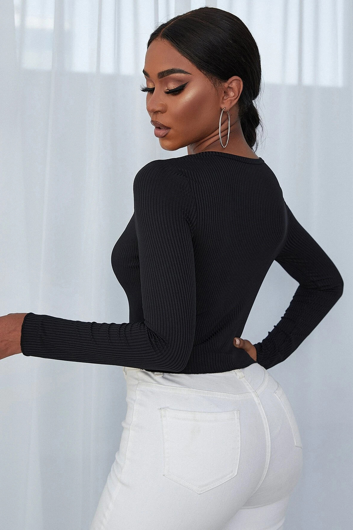 Kadın Siyah Uzun Kollu Düğmeli Göğüs ve Göbek Dekolteli Crop Top Bluz