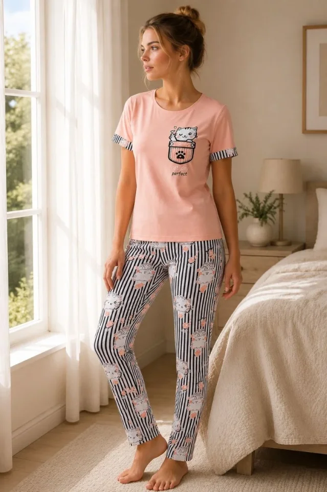 Pamuklu Penye Kedi Baskılı Kısa Kollu Bisiklet Yaka Çizgili Pijama Takımı – Pudra