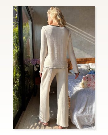 Kadın Beyaz Örme Kumaş V Yaka Düğmeli Rahat Şık Pijama Takımı