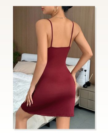 Kadın Rahat Duruş Bordo Bacak Yırtmaçlı Siyah Dantelli ve Fiyonklu Şık Gecelik