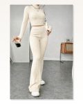 Kadın Kombin Şıklığı Ekru Çizgili Boğazlı Crop Top ve Yüksek Bel Eşofman I Spor Şık Takım