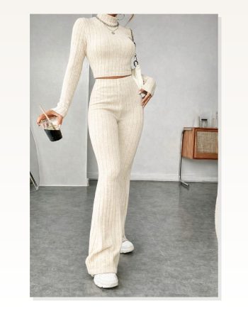 Kadın Kombin Şıklığı Ekru Çizgili Boğazlı Crop Top ve Yüksek Bel Eşofman I Spor Şık Takım