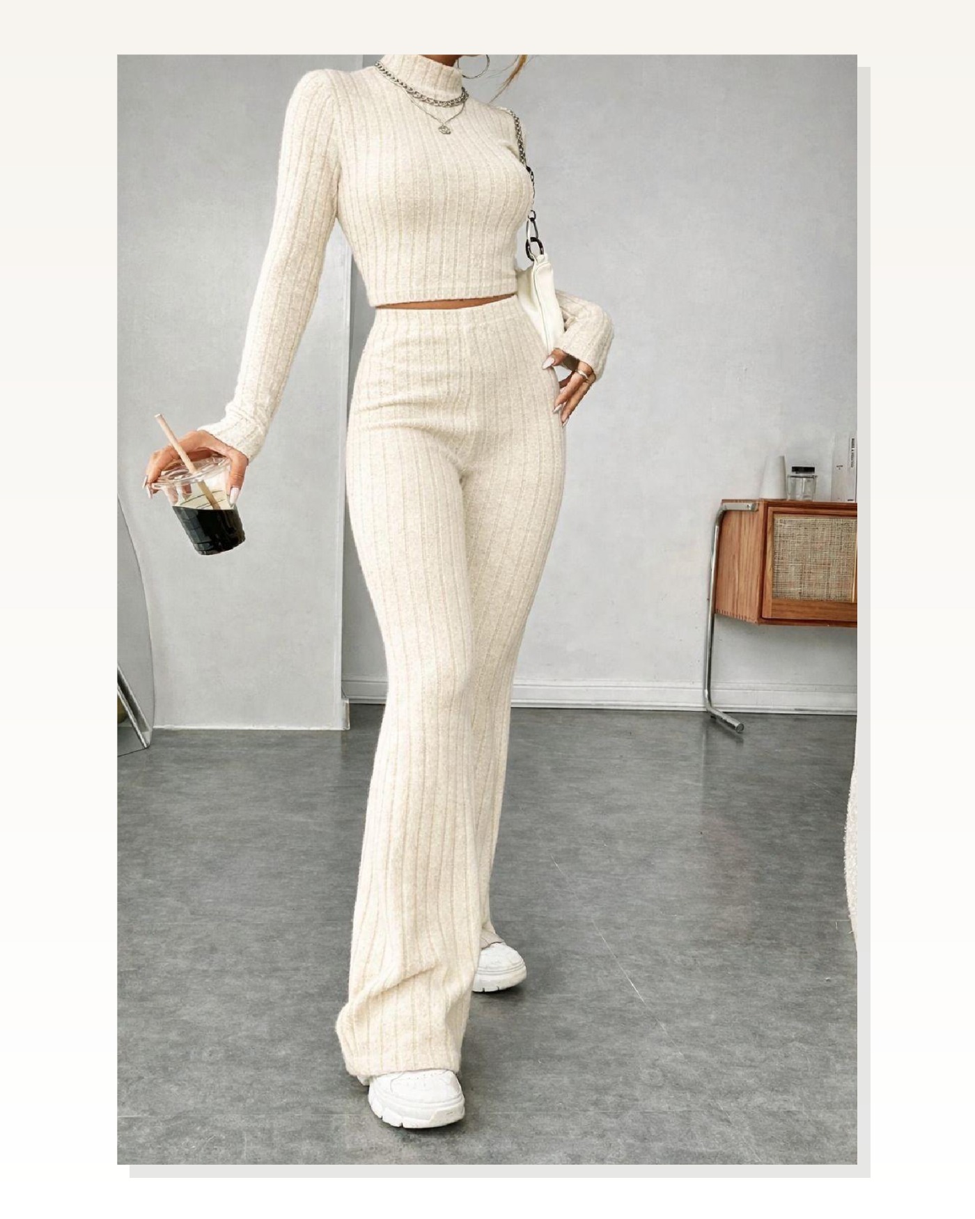 Kadın Kombin Şıklığı Ekru Çizgili Boğazlı Crop Top ve Yüksek Bel Eşofman ı Spor Şık Kombin Takım Marketplace blank