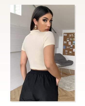 Kadın Zarif Dokunuş Ekru Göğüs Dekolteli Yarım Kollu Cut Out Crop Top Bluz