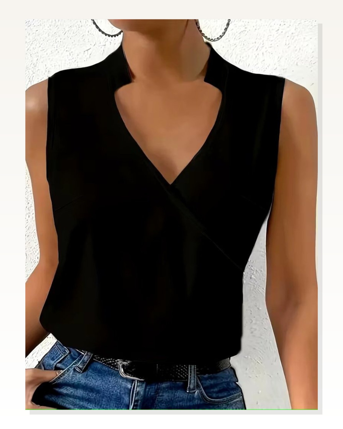 Kadın Kolsuz Hakim Yakalı Kalp Yaka Detaylı Sandy Bluz Marketplace blank