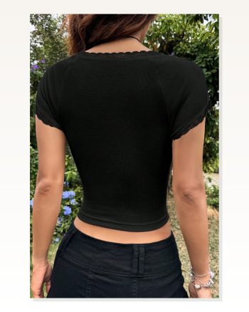 Kadın Zarif Dokunuş Siyah Göğsü ve Kolları Dantelli Fiyonklu Kısa Kol Crop Top Bluz