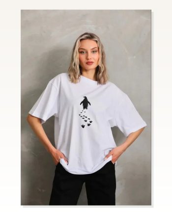 Kadın Salaş Stil Beyaz Nihilist Penguen Temalı Oversize Bisiklet Yaka Tişört